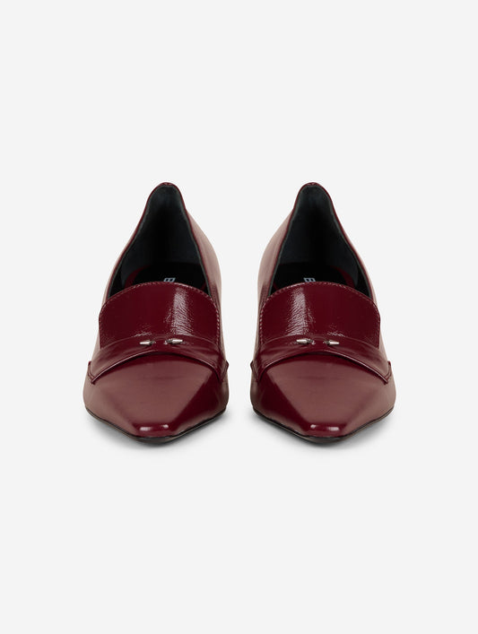 Heeled loafers in burgundy patent leather