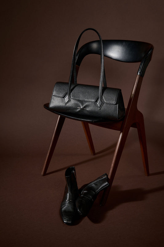"One B." bag in black leather