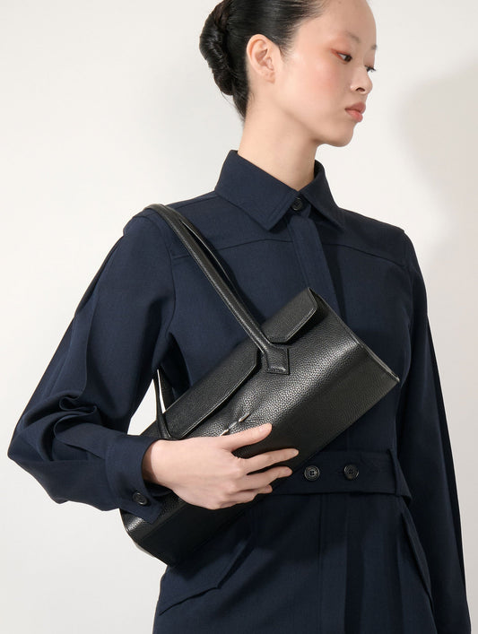 "One B." bag in black leather